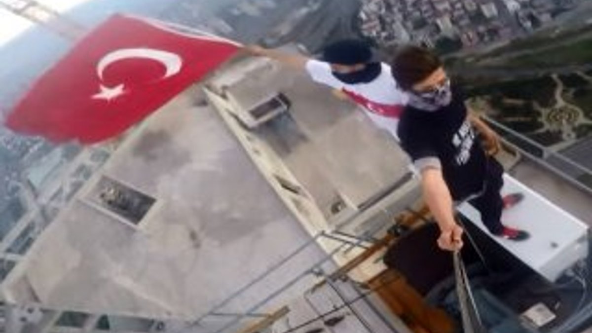 En yüksek gökdelenin vincinde Türk bayrağı açtılar