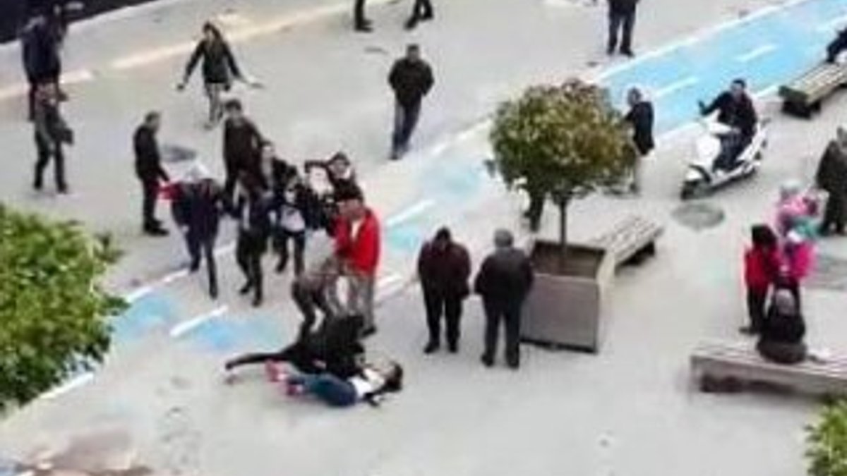 Liseli kızların cadde ortasında dedikodu kavgası