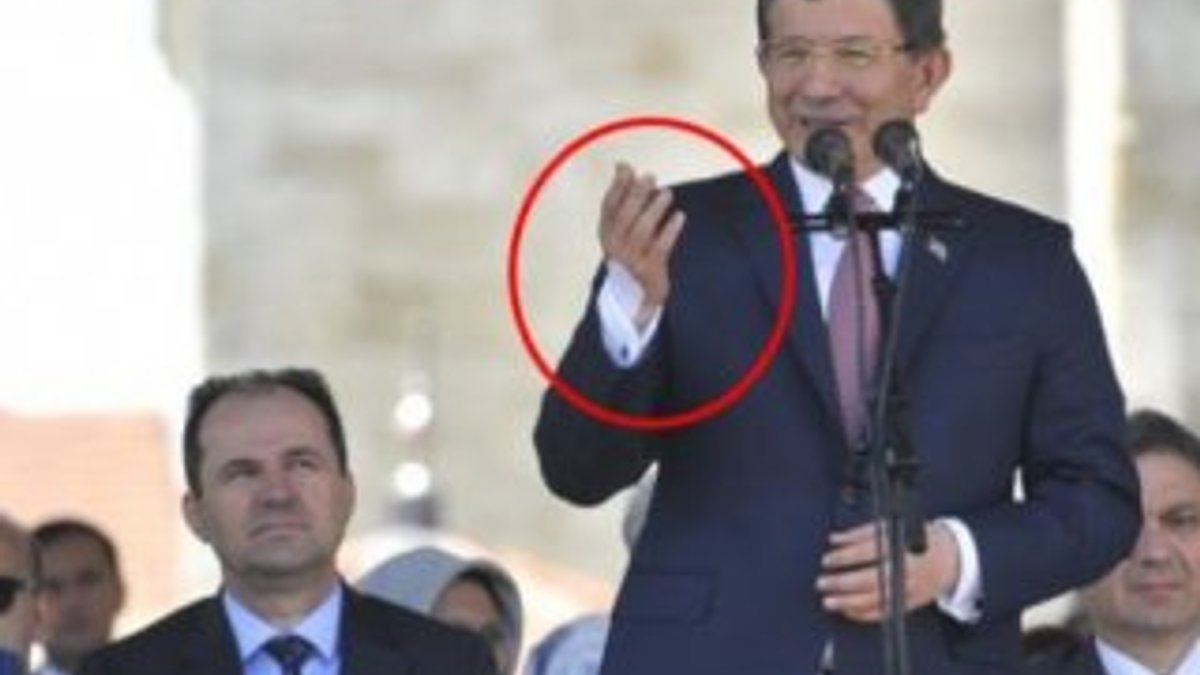 Davutoğlu'nun eli tokalaşmaktan incindi