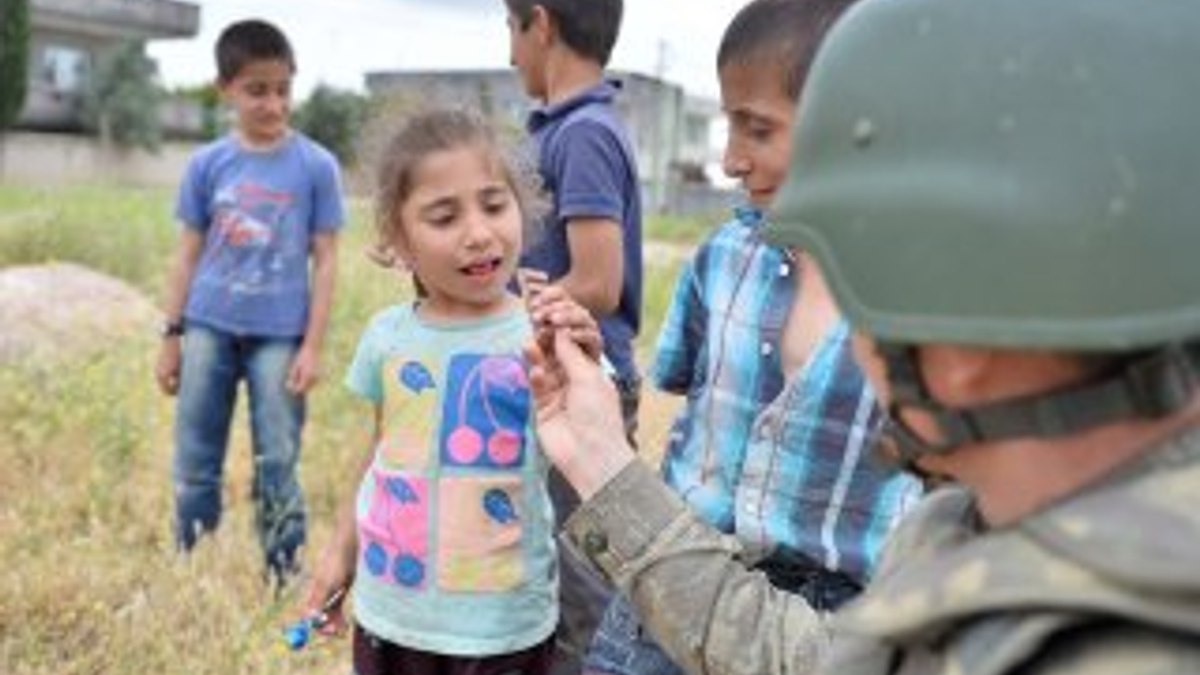 Mehmetçik'ten PKK mağdurlarına gıda yardımı