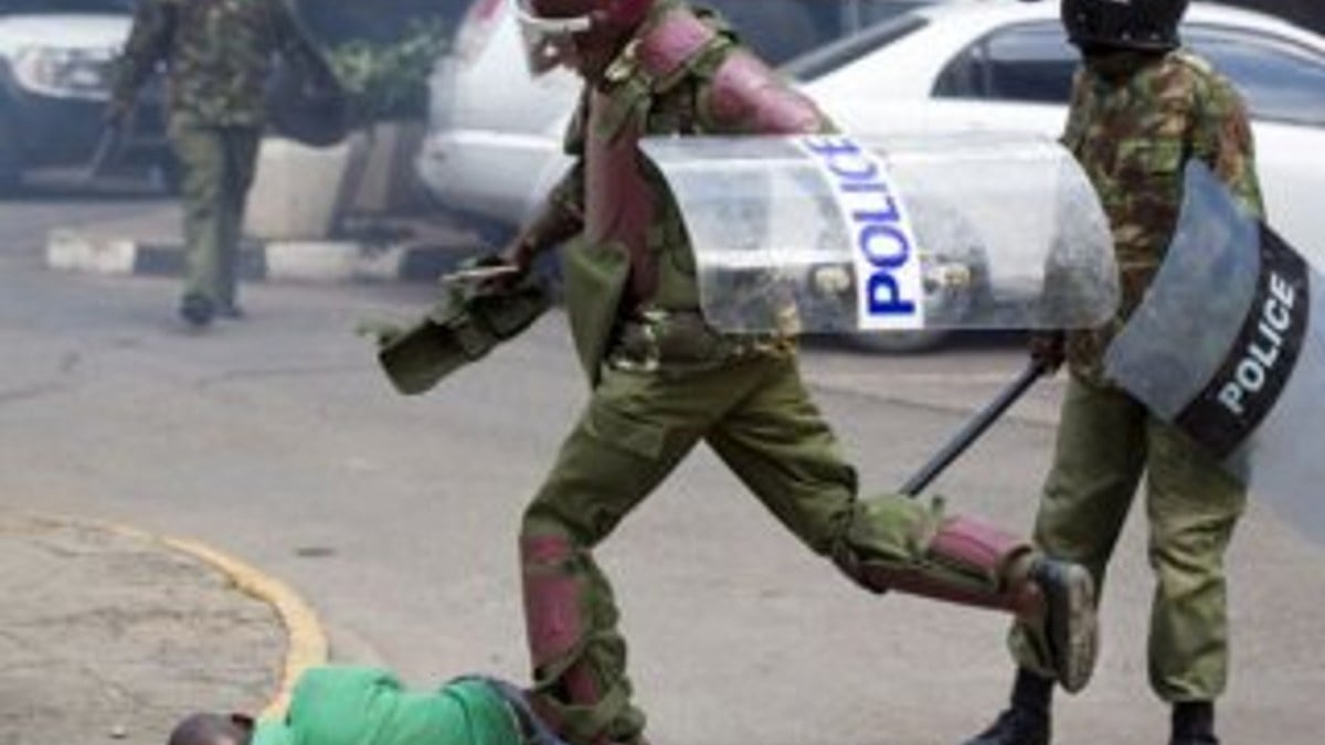 Kenya'da polisin protestocunun kafasını ezdiği anlar İZLE