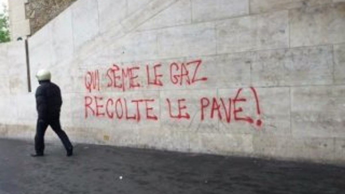 Fransa'da eylemcilerden polise mesaj