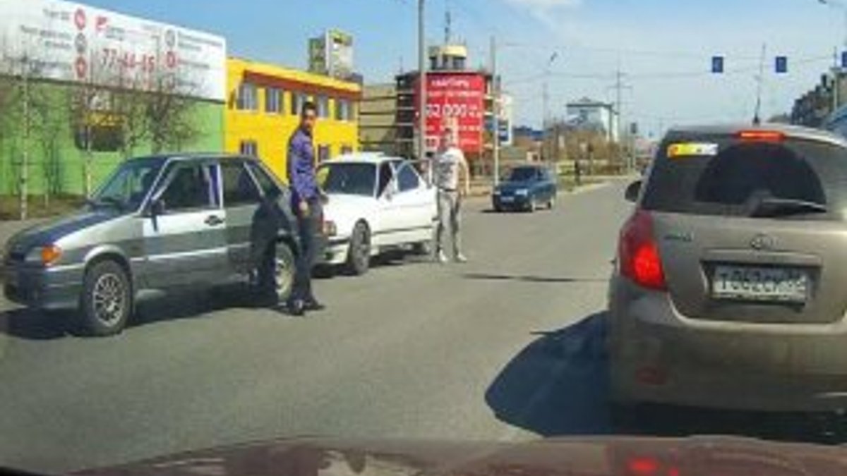 Rusya'da kavga edecekken polisi görüp çark eden şoförler