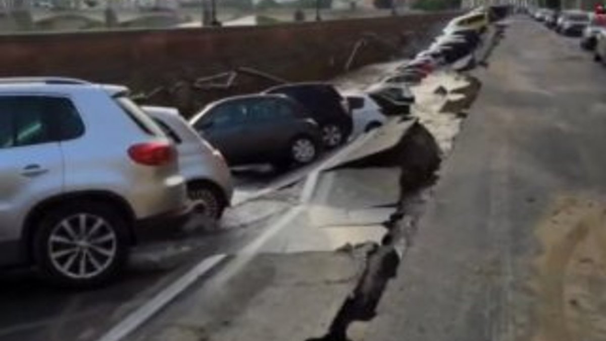 İtalya'da yol çöktü: 20 araç çukura düştü