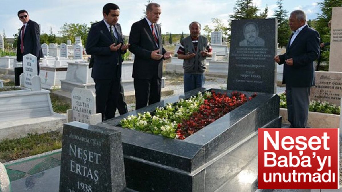 Erdoğan Neşet Ertaş’ın mezarını ziyaret etti