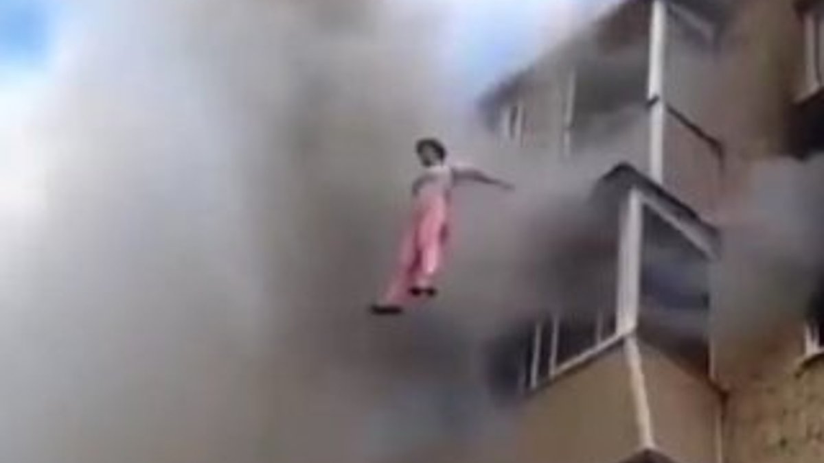 Rus baba eşini ve çocuklarını yangından kurtardı