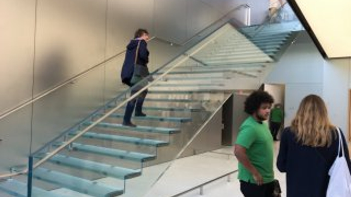 Apple mağazası için 1 milyon dolarlık merdiven yaptırdı