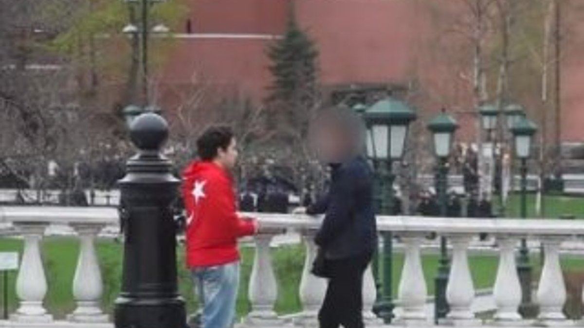Rus gençten Moskova'da Türk bayraklı sosyal deney