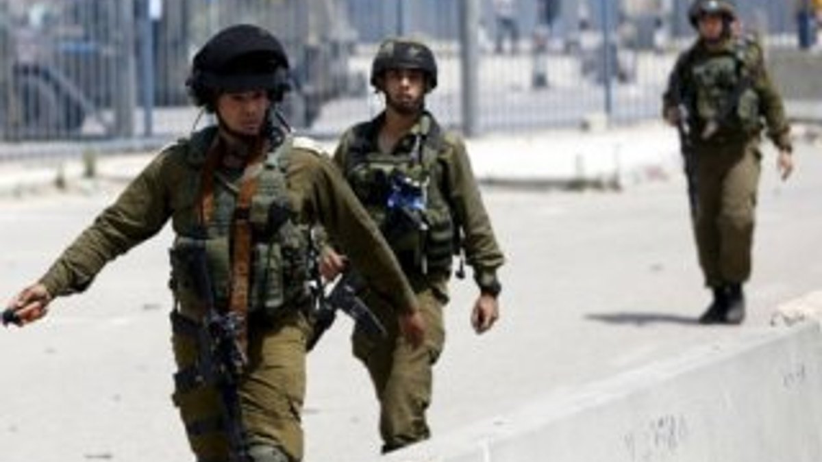 İsrail'e gitmek isteyen Filistinlilerin izinleri donduruldu