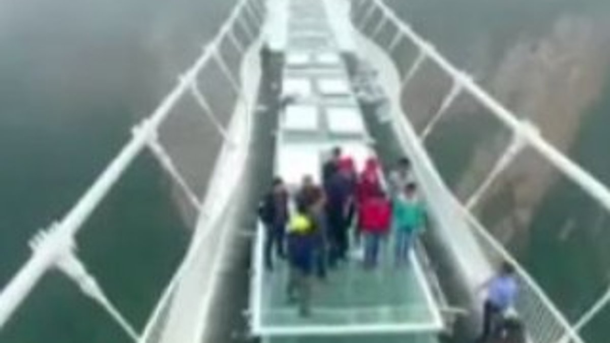 Çin'deki cam köprüye balyoz testi İZLE