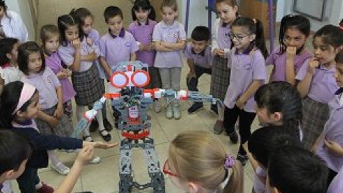 Ankara havası oynayan robot