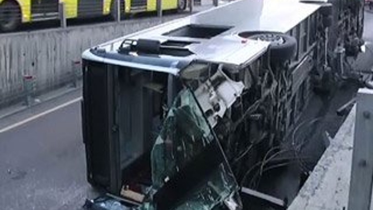 Cevizlibağ'da metrobüs devrildi: 10 yaralı