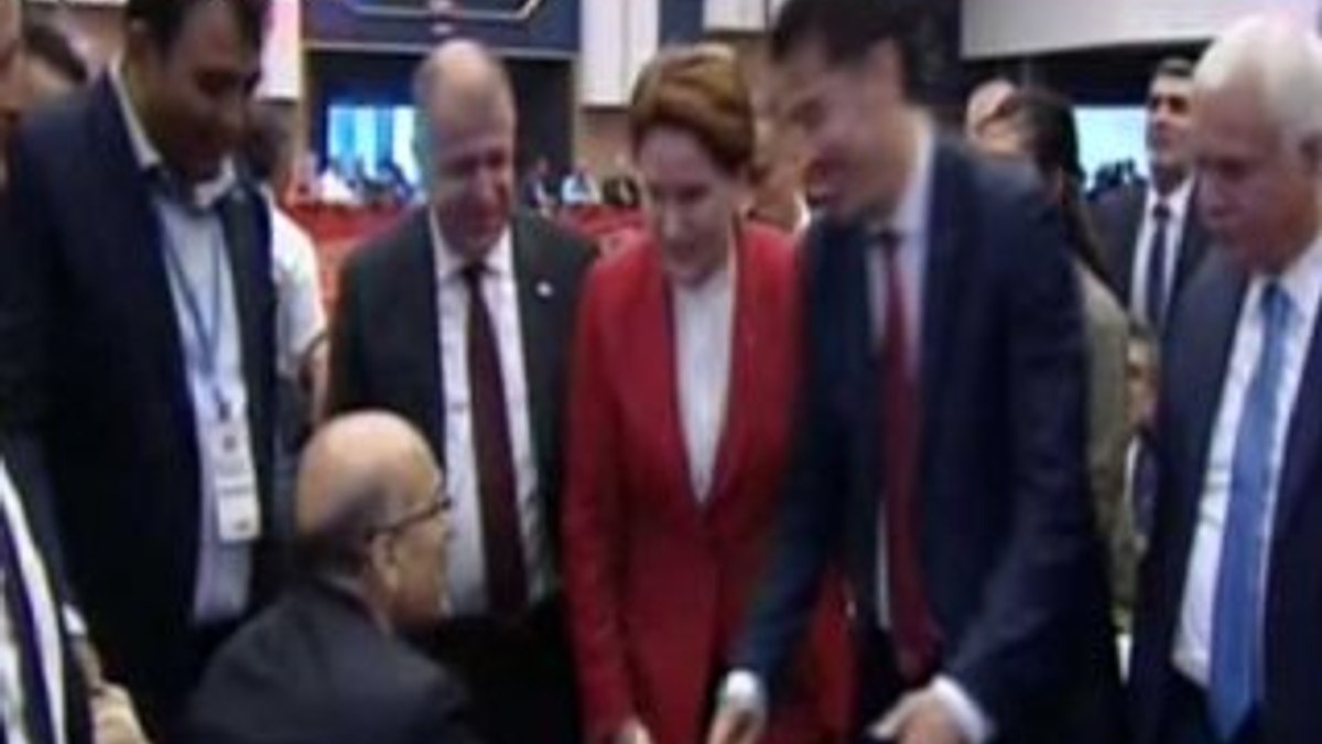 Akşener salona Başbakan Meral sloganlarıyla girdi