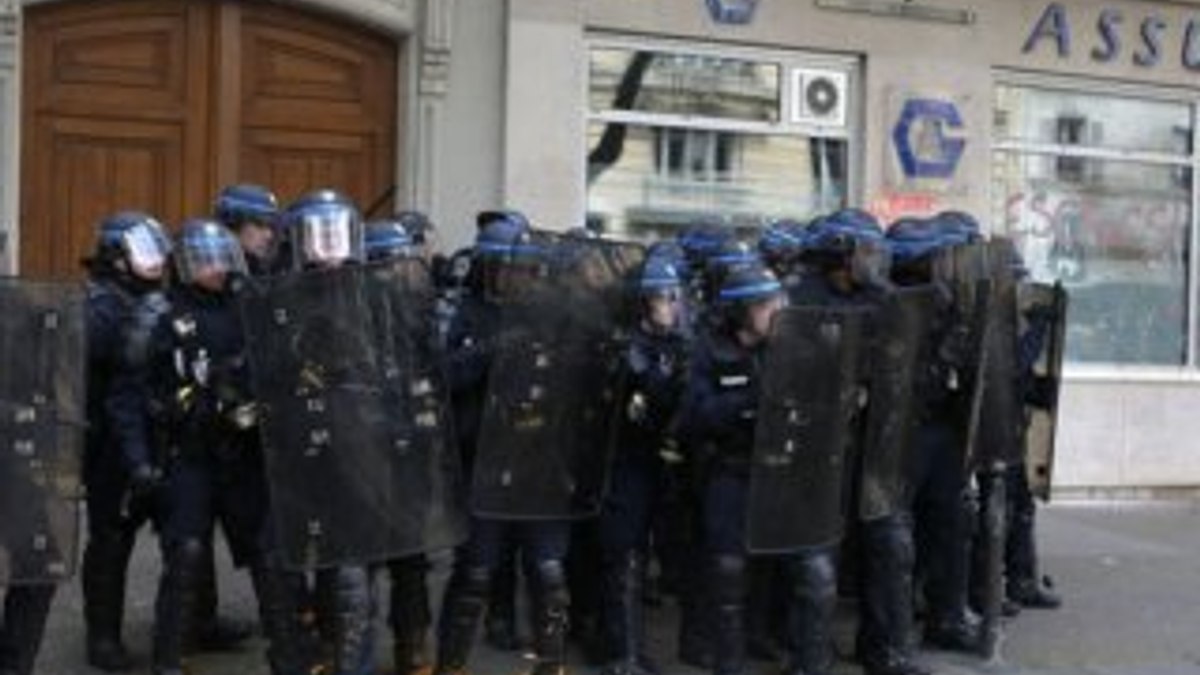 Fransa polisi gösterilerden yorgun düştü(!)