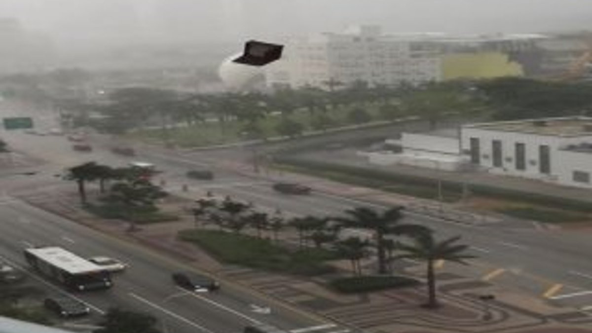 Miami'de gökten mobilya yağdı