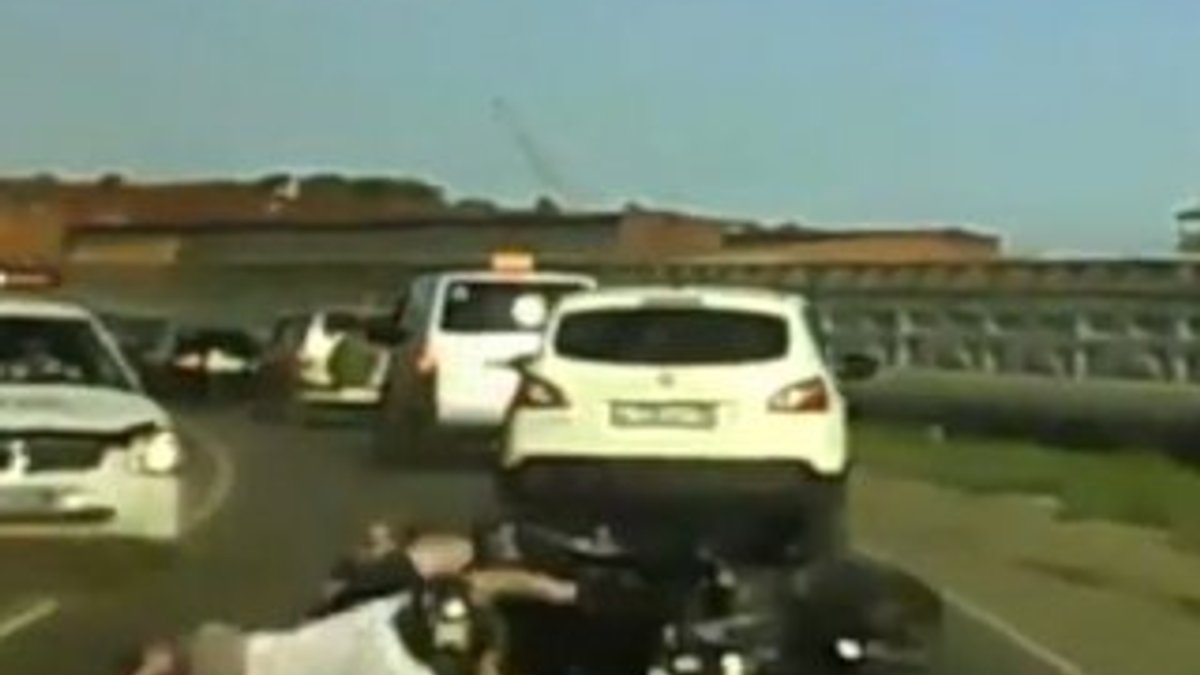 Rus polisi kaçan motosikletliyi çarparak durdurdu