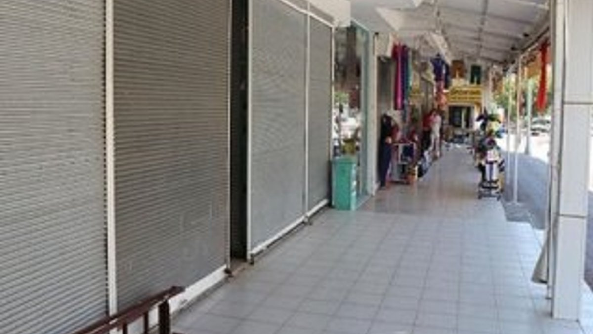Antalya Kemer'de dükkanlar boşaldı