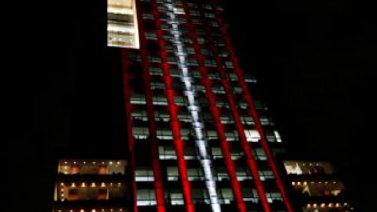 Meksika Dışişleri Bakanlığı binası kırmızı beyaza büründü