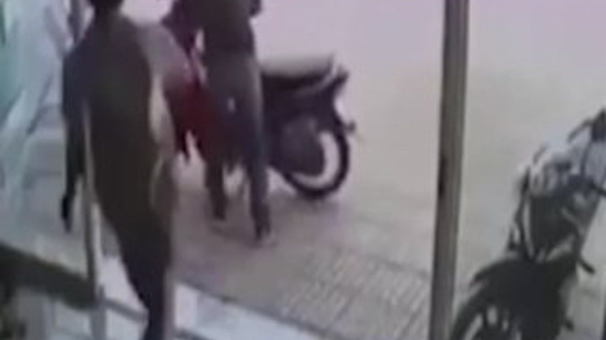 Çin'de motosiklet hırsızına uçan tekme