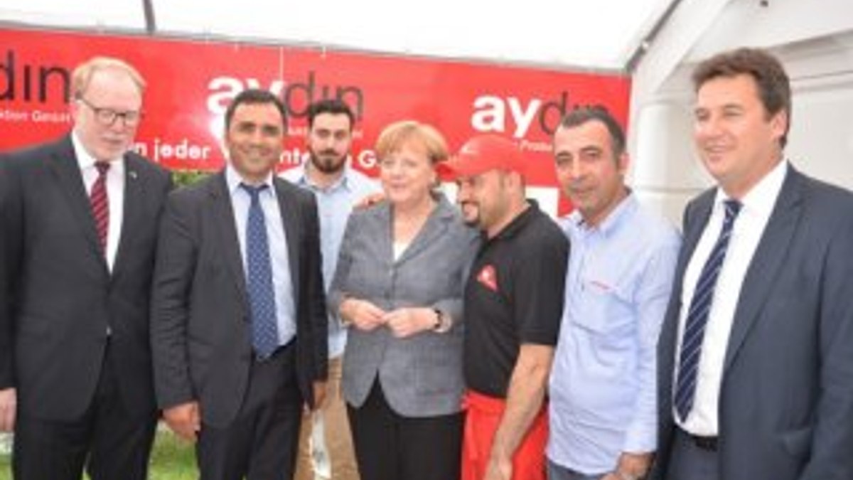 Elini Merkel'in omzuna atan Türk dönerci