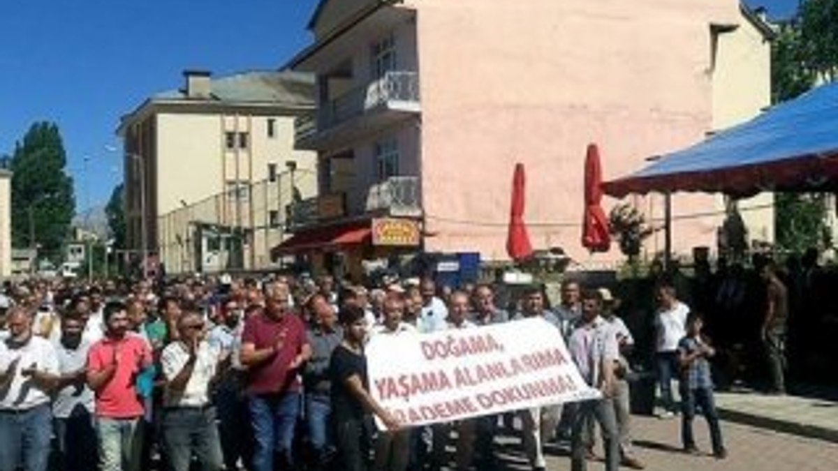 Tunceli'de köylüler barikatları protesto etti PKK saldırı yaptı