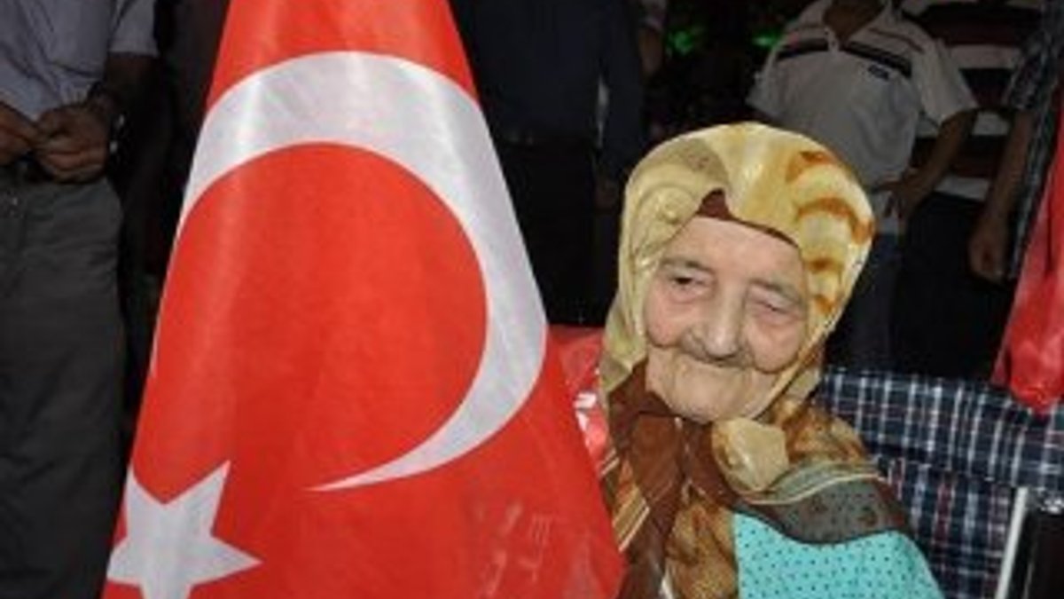 113 yaşındaki Ayşe nine demokrasi nöbetinde