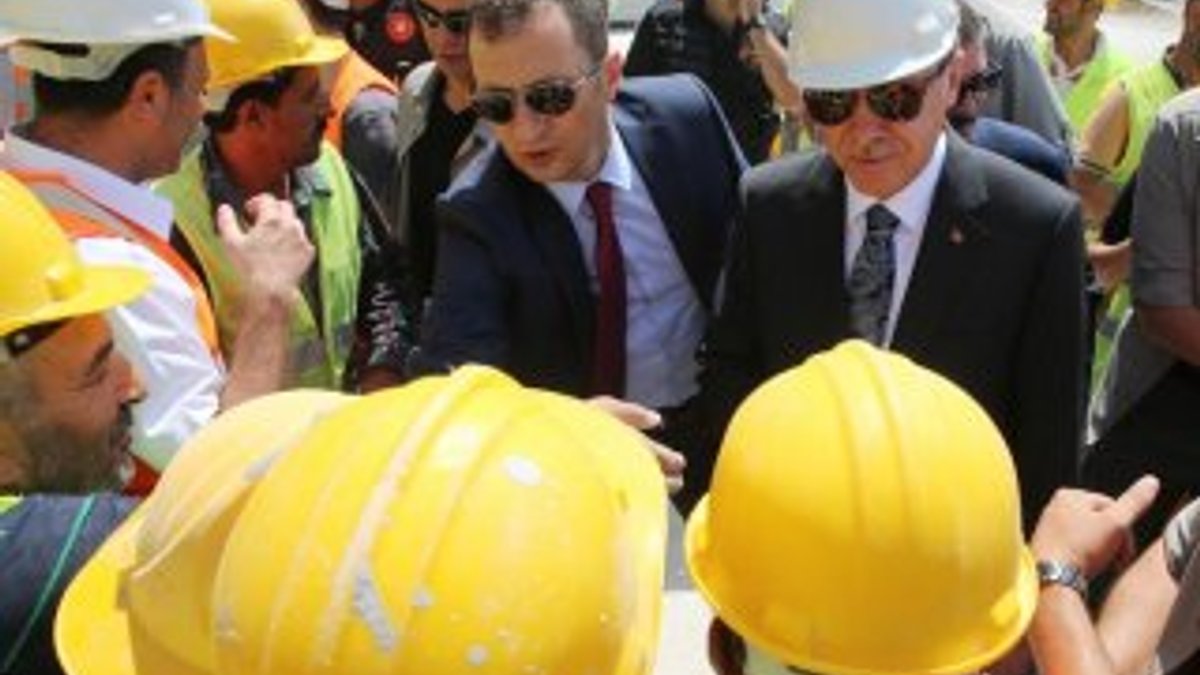 Cumhurbaşkanı Erdoğan cami inşaatını gezdi