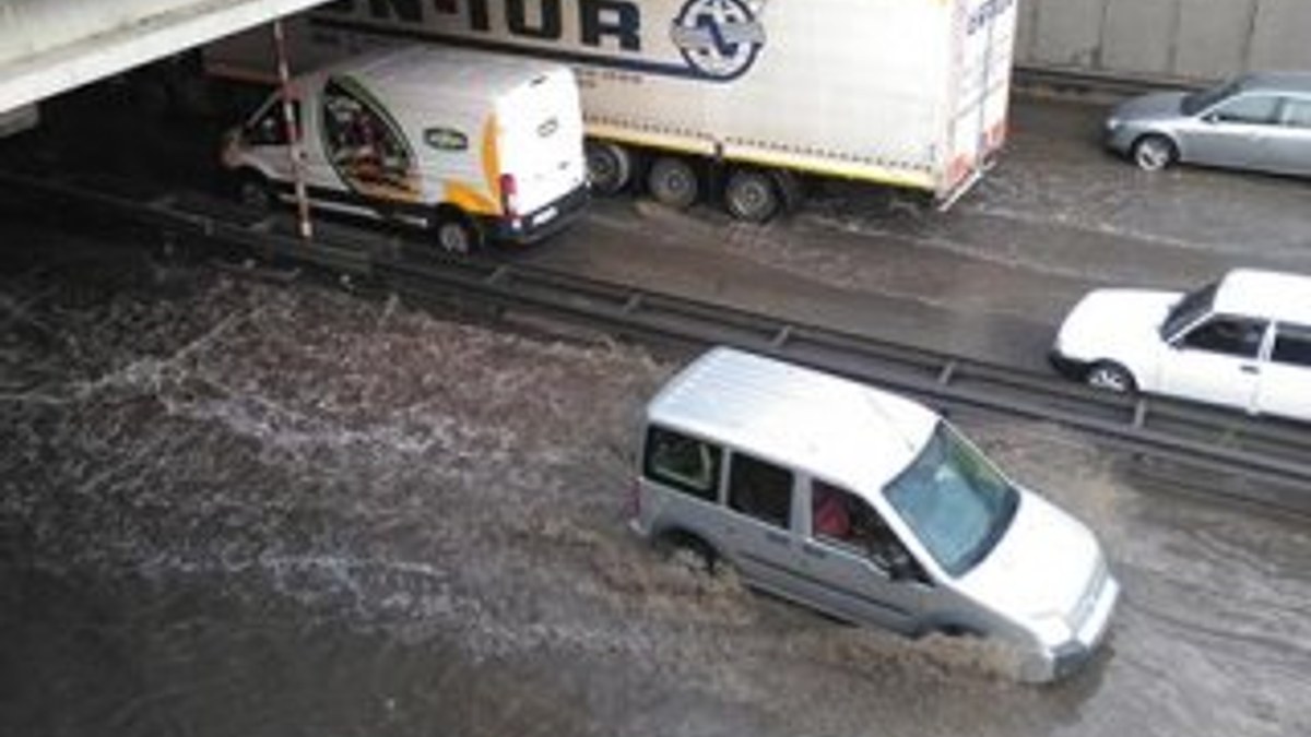 Eskişehir’de sağanak yağmur trafiği felç etti