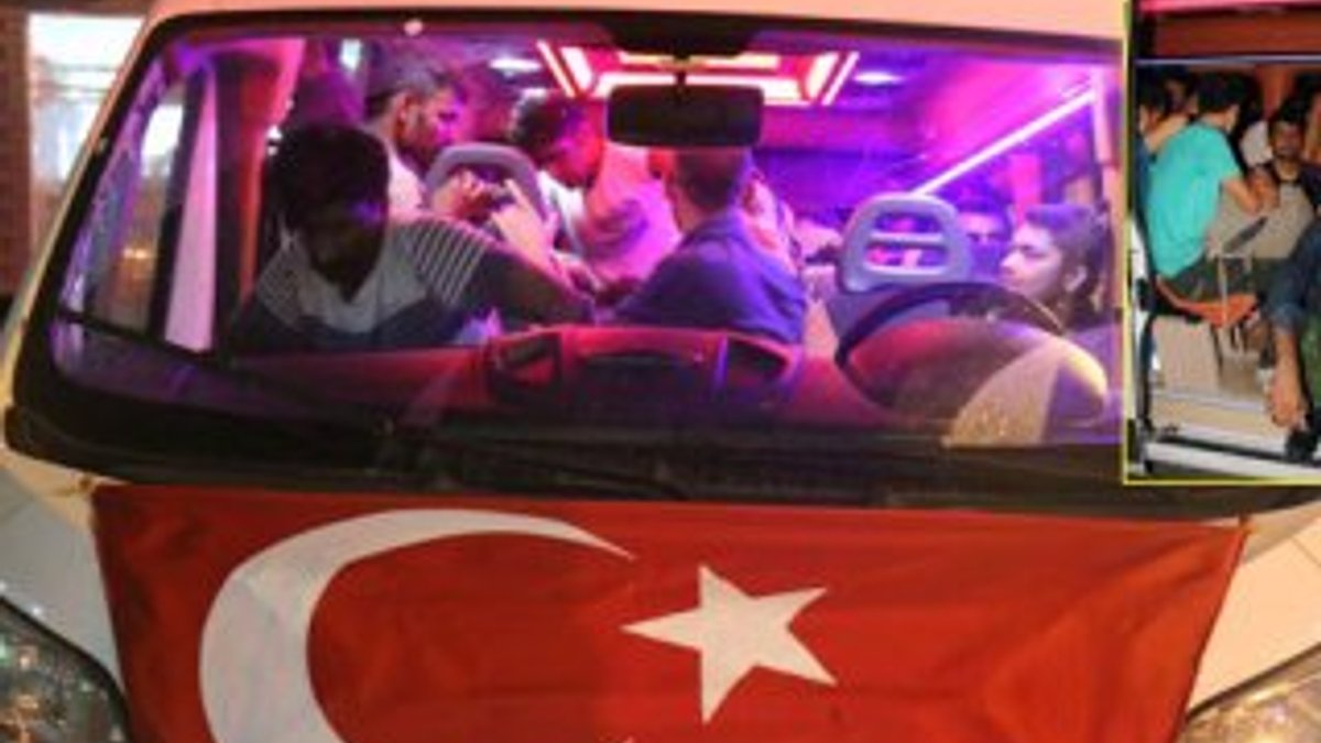 Türk bayraklı minibüsten kaçak göçmen çıktı