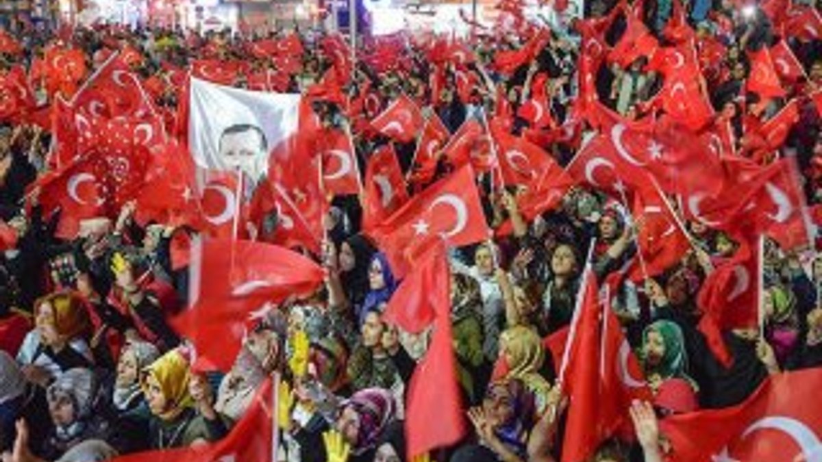 Van türküsünü demokrasi nöbetine uyarladılar