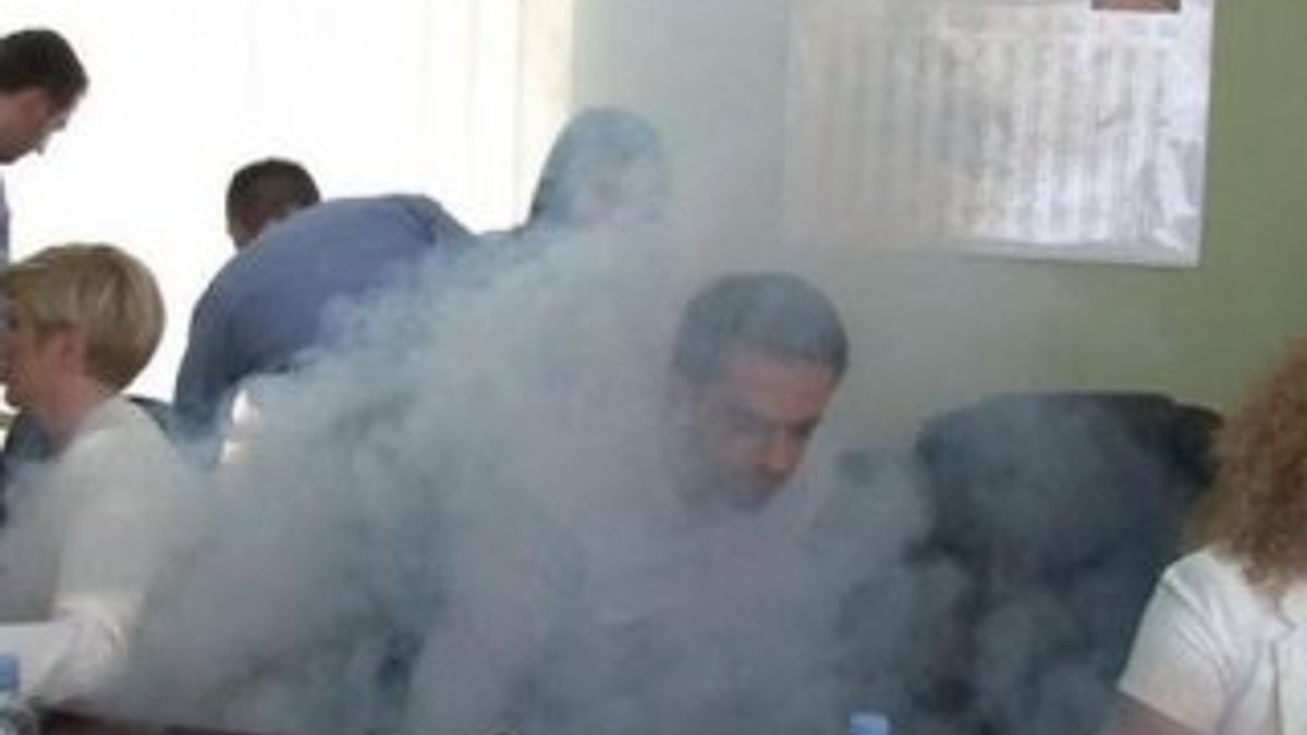 Kosova Meclisi gaza boğuldu