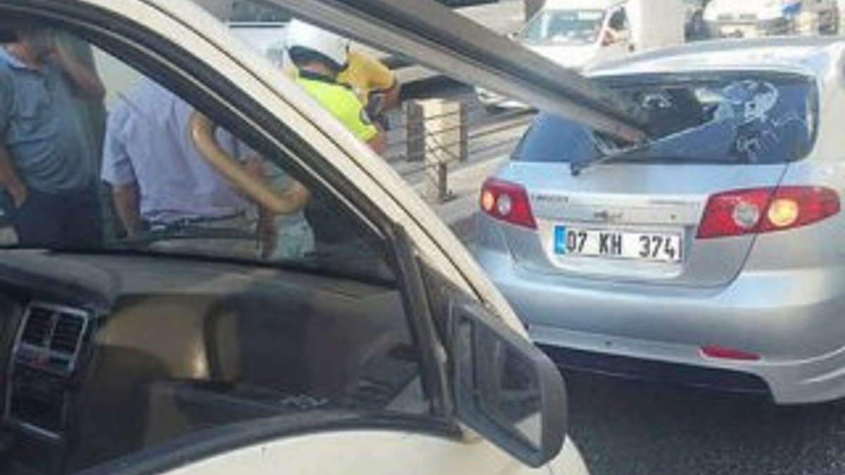 Antalya'da kamyonetin içindeki demirler arabaya girdi