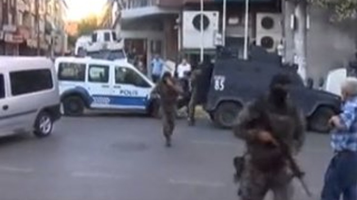 Gaziosmanpaşa'da şüpheliler ile polis arasında arbede