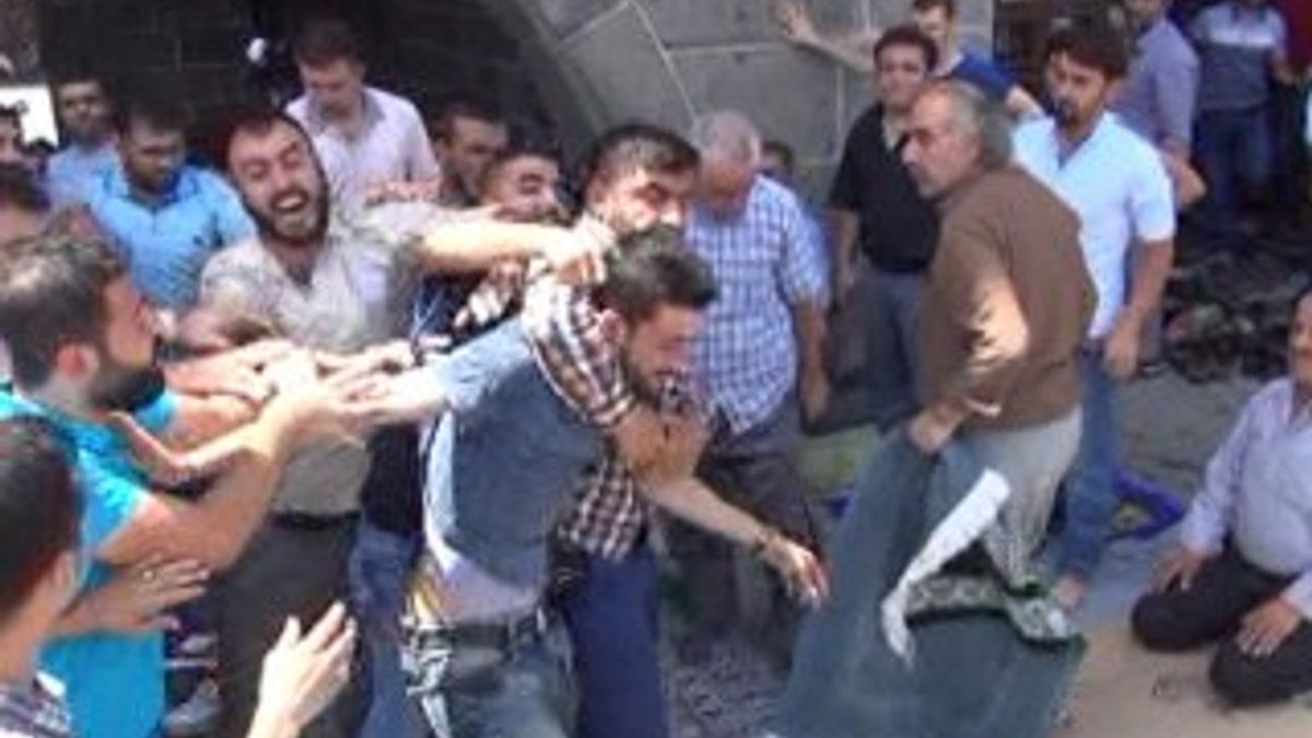 Diyarbakır'da PKK'yı eleştiren imama tepki gösteren şahıs