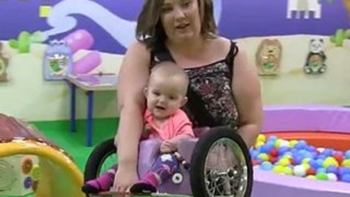 Felçli kızına kendi elleriyle tekerlekli sandalye yaptı