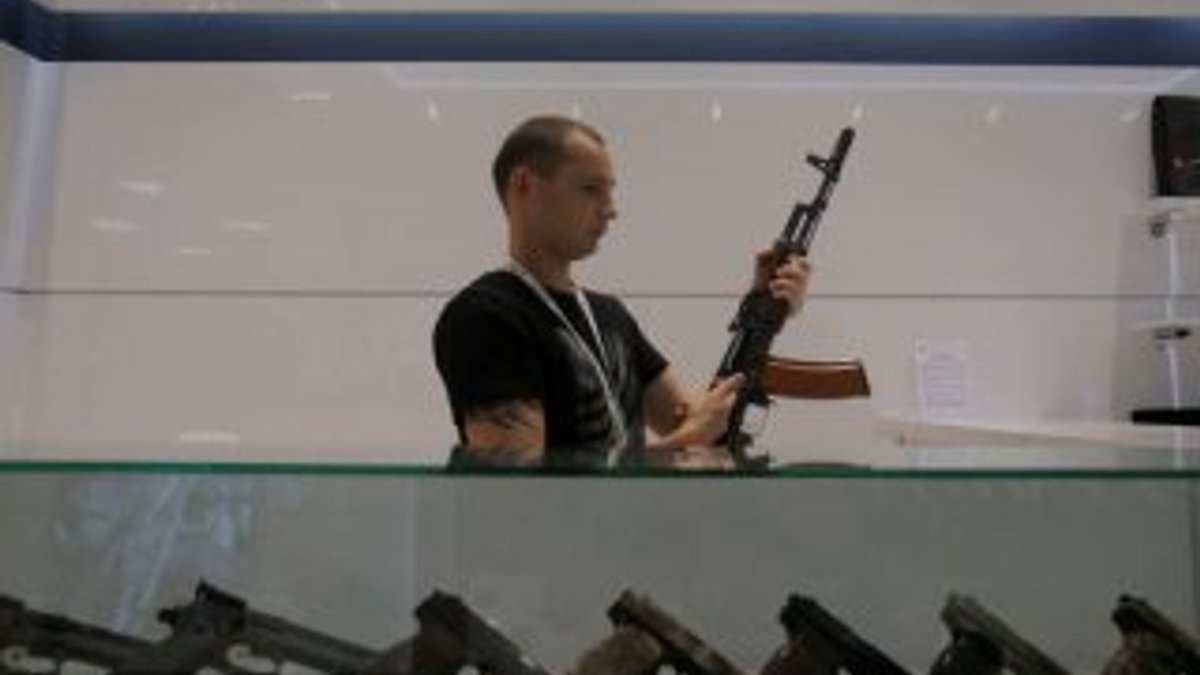Rusya'da havalimanında kalaşnikof mağazası açıldı