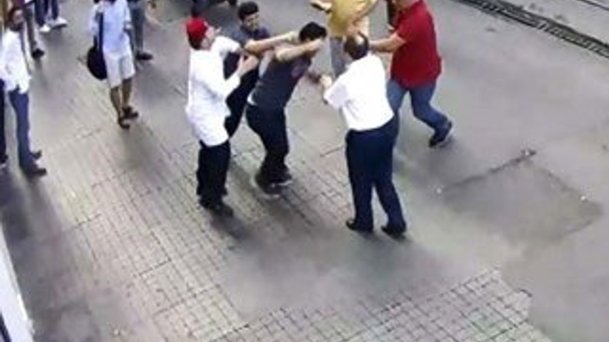 Beyoğlu'nda esnaf hesabı fazla bulan turiste saldırdı