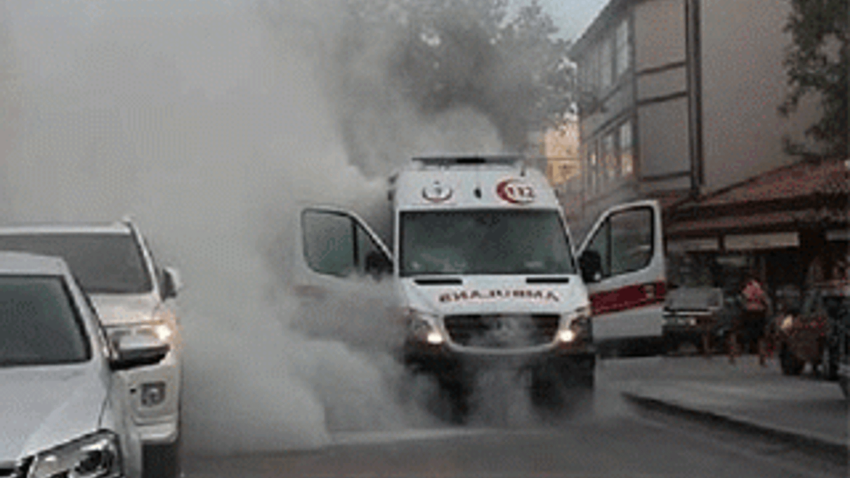 Hasta taşıyan ambulansta yangın çıktı