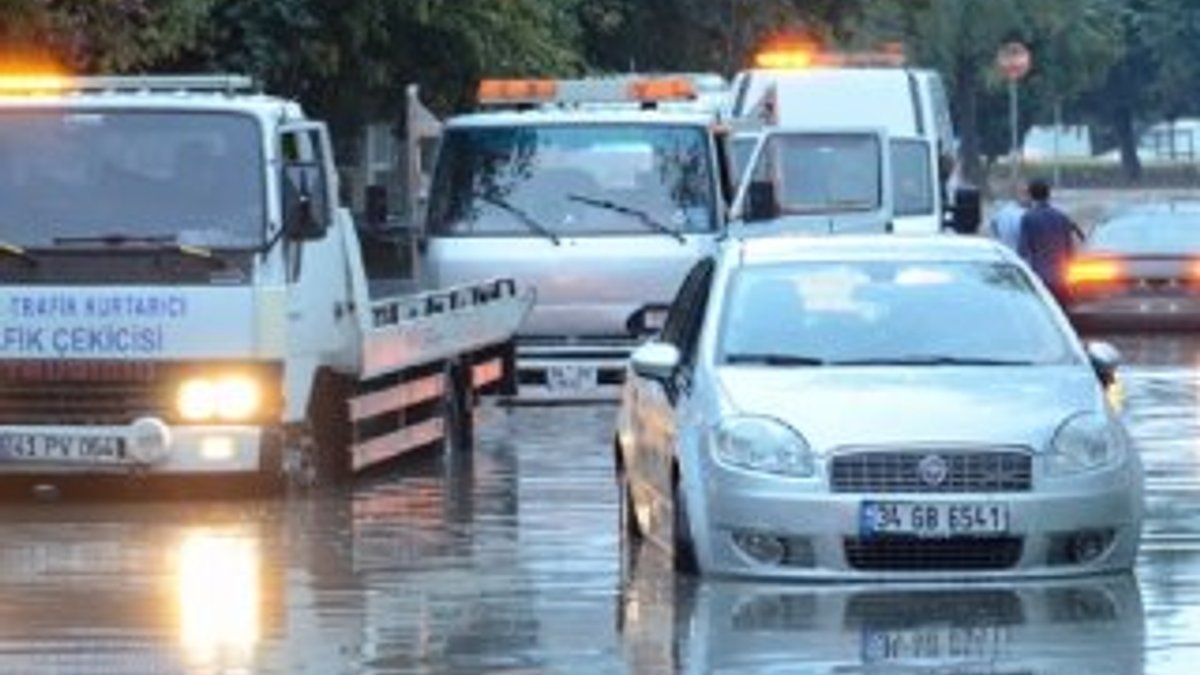 Sağanak yağış İstanbul'da trafiği felç etti