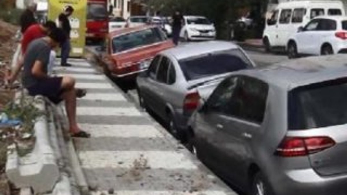 İstanbul'da 10 araç çöken yola saplandı