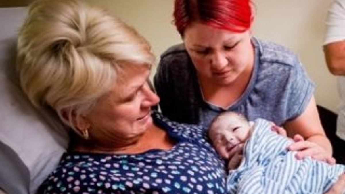 46 yaşındaki kadın kendi torununu doğurdu