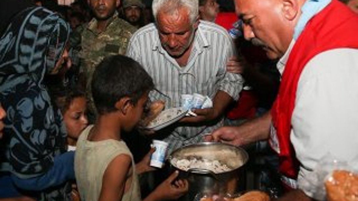 Türk Kızılayı Cerablus'ta yemek dağıttı