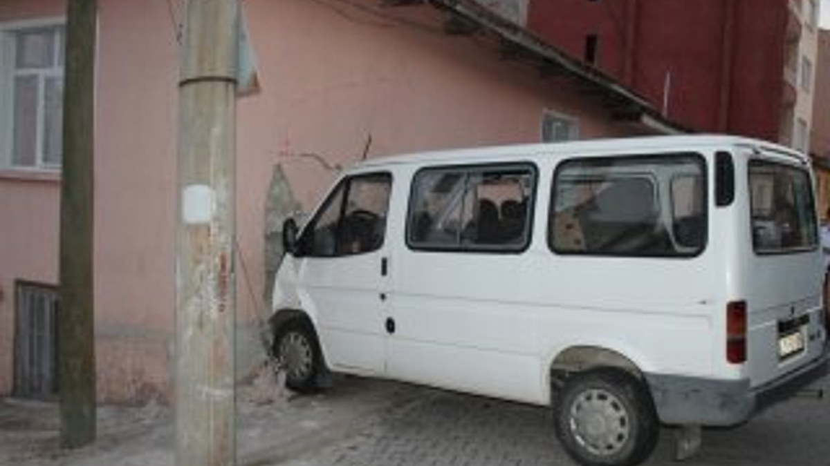 Manisa'da freni boşalan araç eve girdi: 2 yaralı