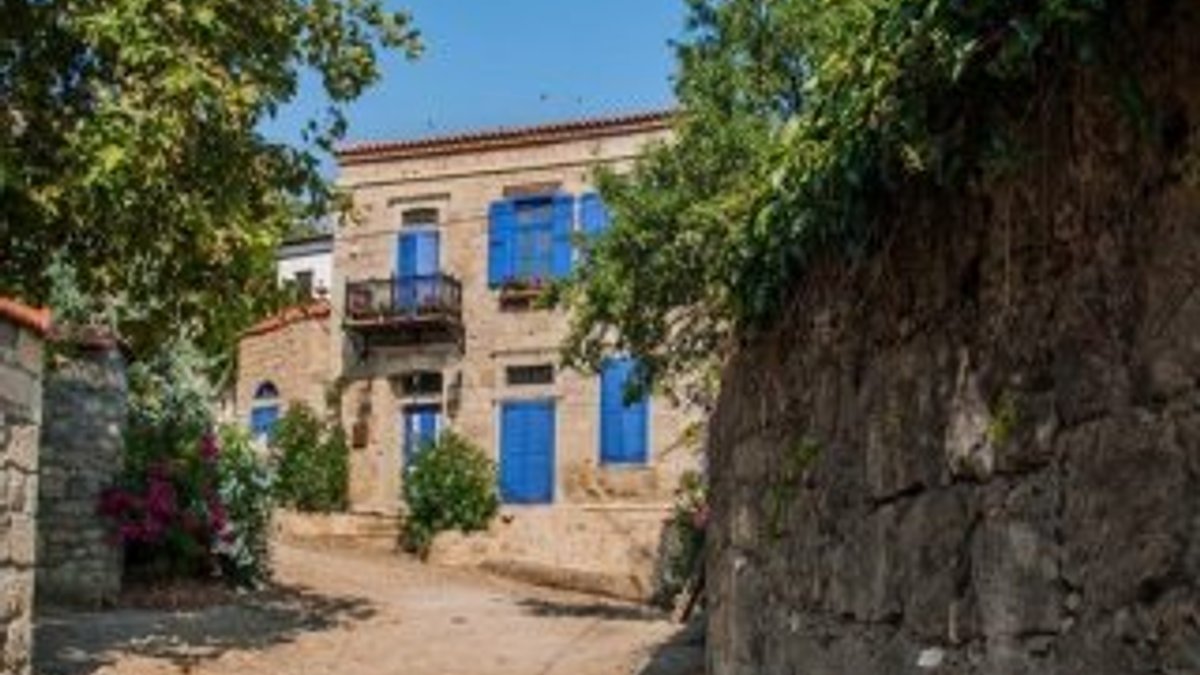Adatepe köyündeki tarihi taş evlerin fiyatı el yakıyor