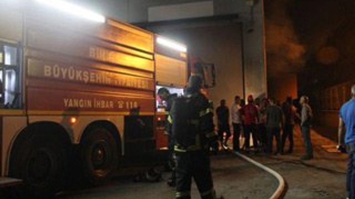 Bursa'da fabrika yangınında 1 itfaiye eri yaralandı