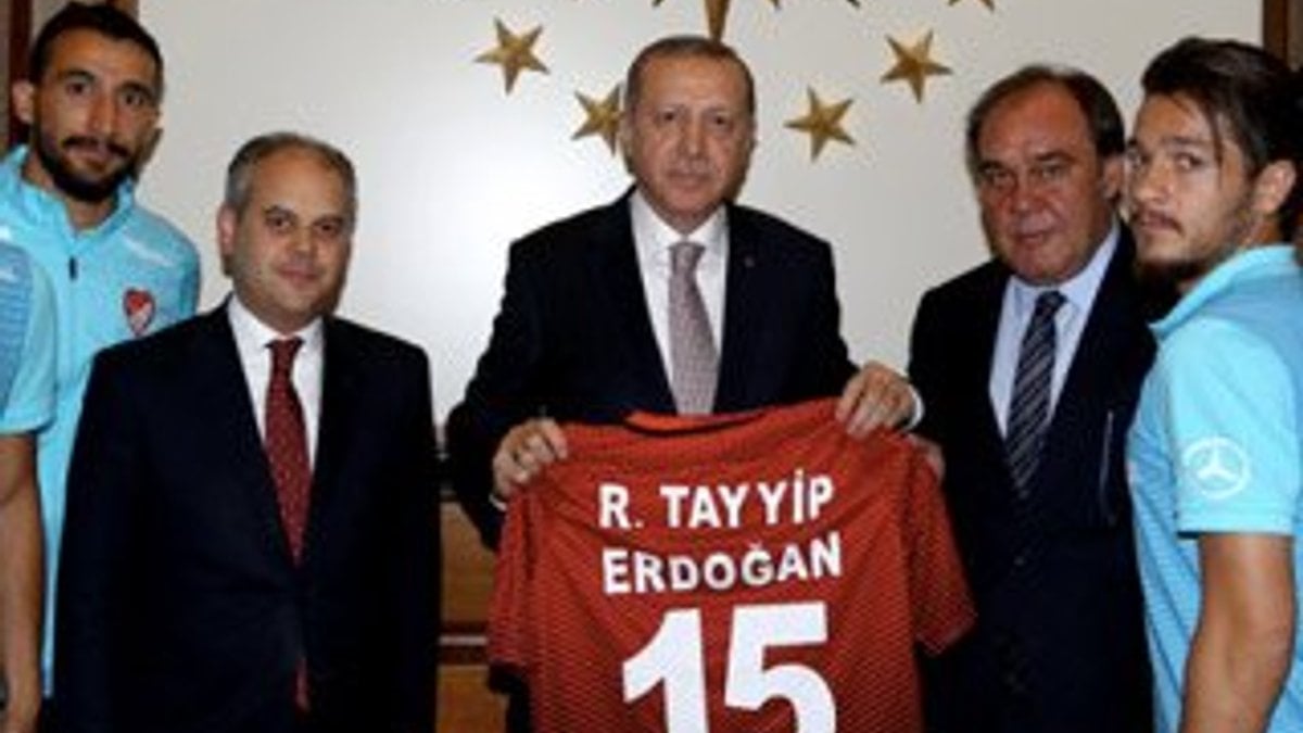 Erdoğan'a 15 numaralı forma hediye edildi