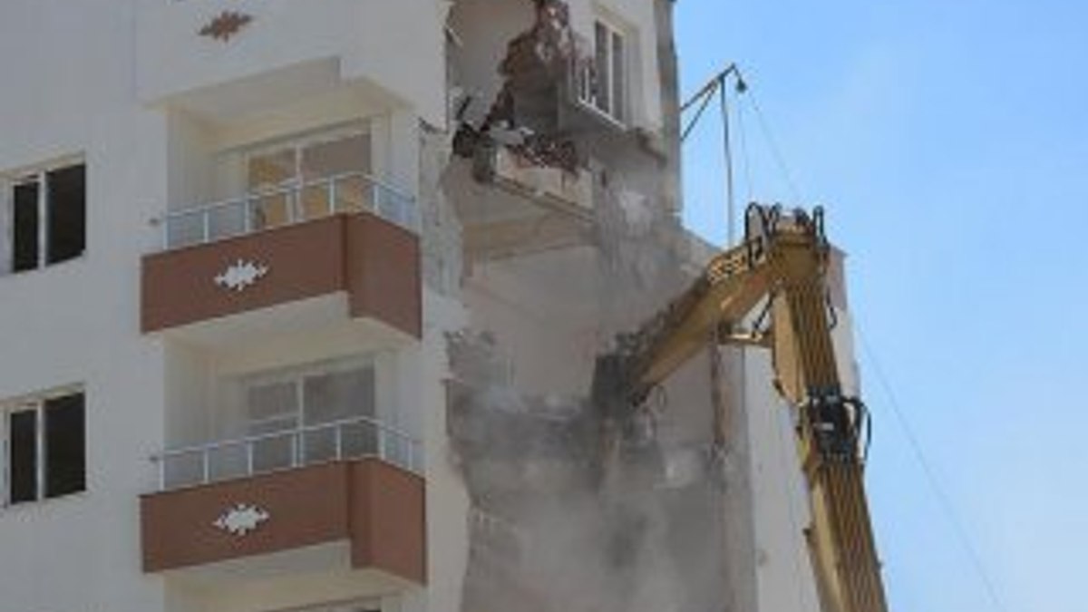 Diyarbakır Belediyesi terör mağdurlarının yaşadığı binayı yıktı