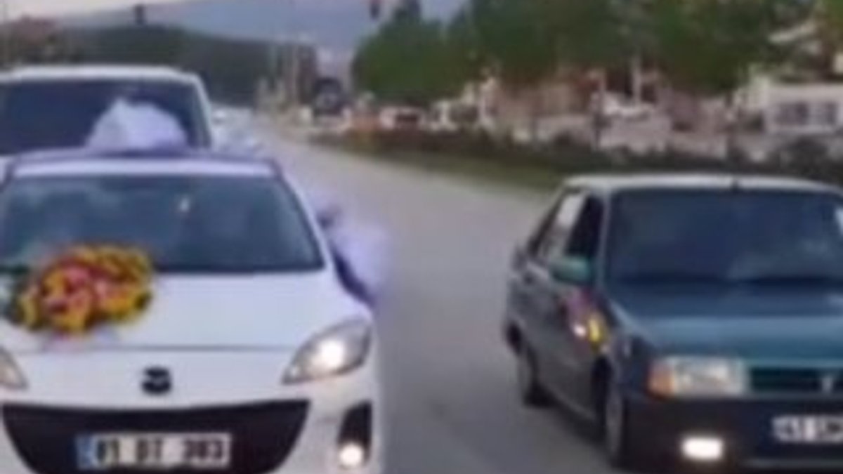 Gelin arabasının önünü kesen sürücü motosiklete çarptı