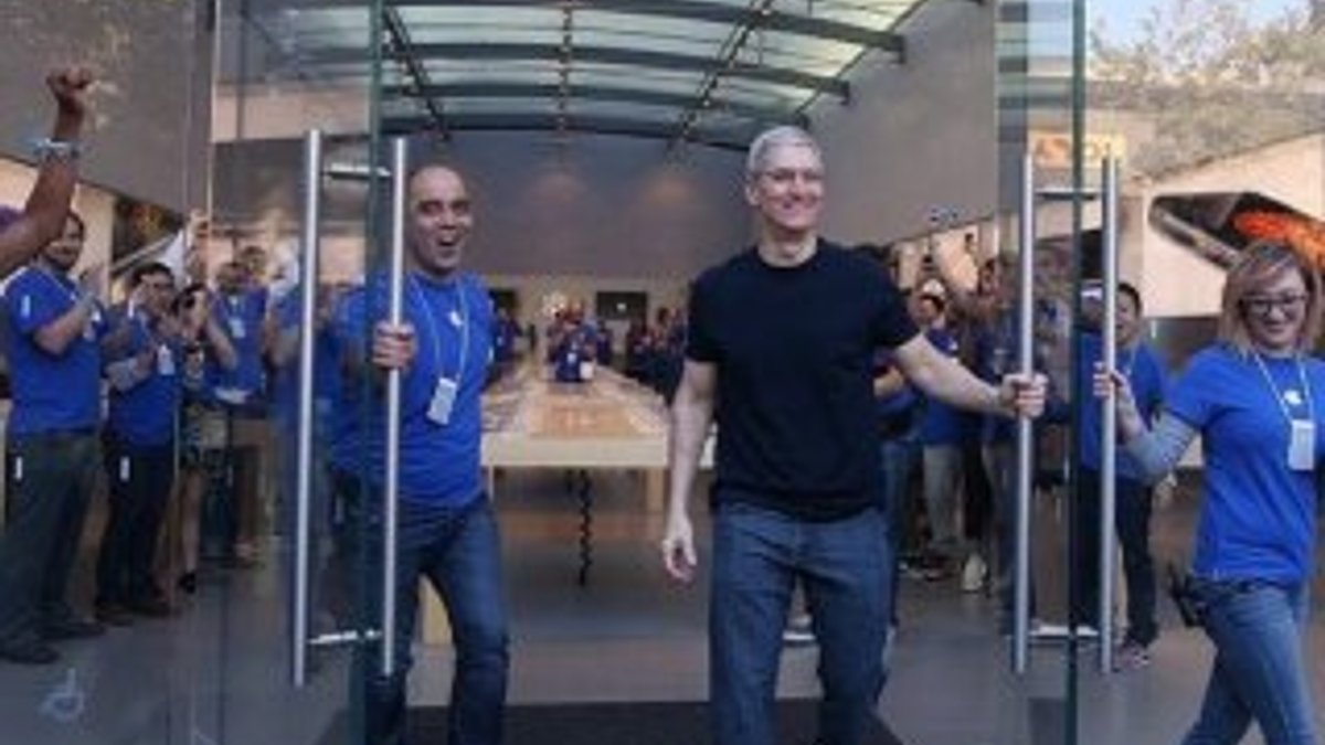iPhone 7 için sıraya girenlere kapıyı Tim Cook açtı