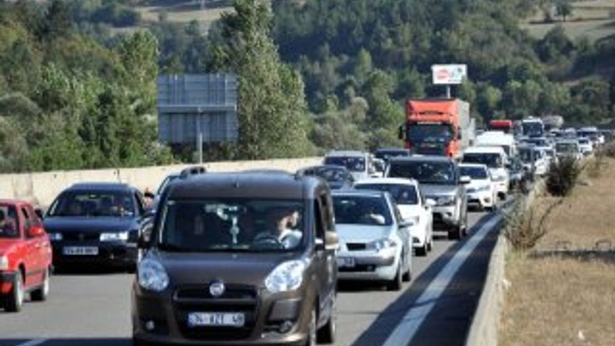 Bolu'daki trafik kazası trafiği kilitledi